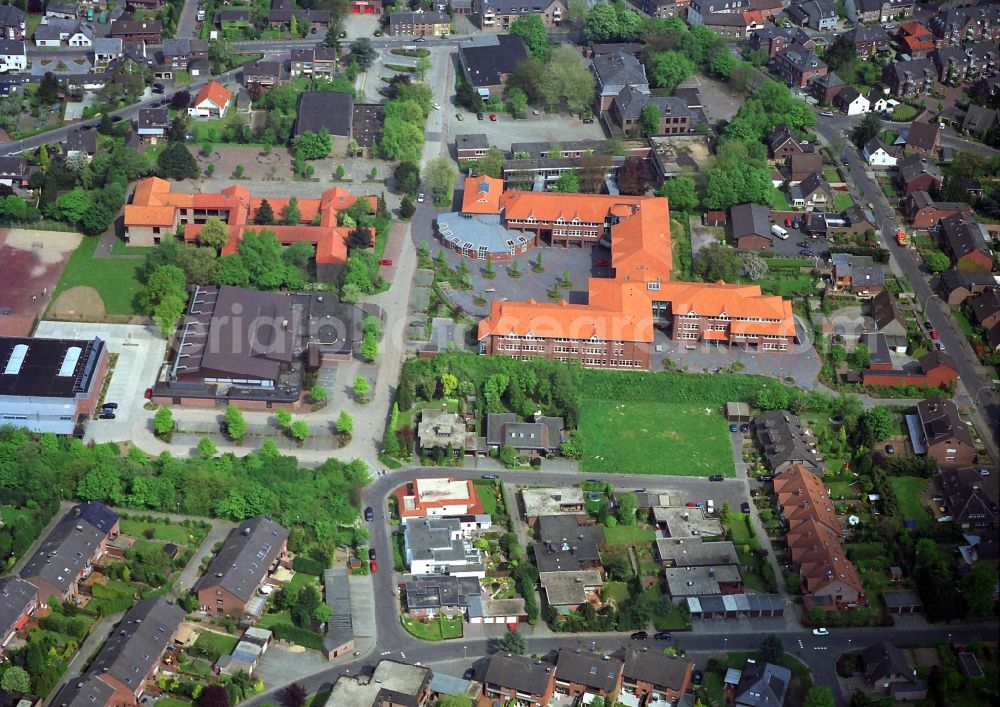 Straelen from above - View downtown area at the school center in Straelen: The Municipal High School (below), the St. Catherine's Primary School (above) and the St. Anno School (dunkeles roof)