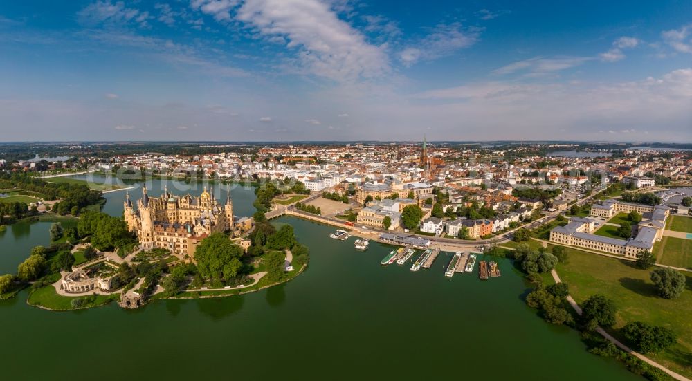 Aerial image Schwerin - City view of the downtown area on the shore areas Schwerin with Schloss, Innenstadt and Marstall in Schwerin in the state Mecklenburg - Western Pomerania, Germany