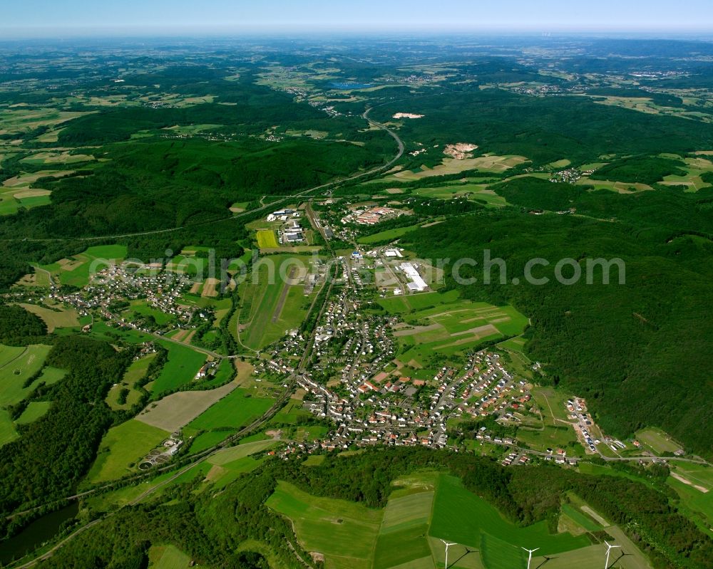 Aerial image Hoppstädten-Weiersbach - City view from the downtown area with the outskirts with adjacent agricultural fields in Hoppstädten-Weiersbach in the state Rhineland-Palatinate, Germany