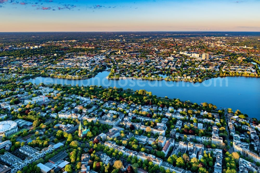 Aerial photograph Hamburg - City view of the downtown area on the shore areas of Aussenlaster with Wohngebaeuden in Hamburg, Germany