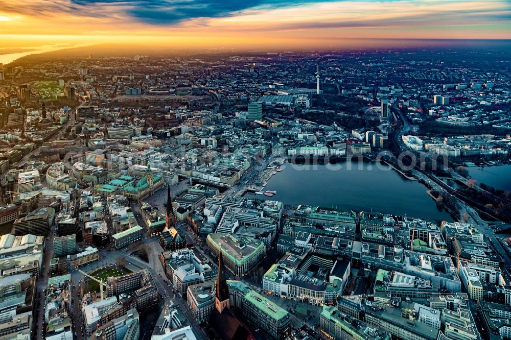 Aerial photograph Hamburg - City view of the downtown area on the shore areas of Binnenalster in the district Altstadt in Hamburg, Germany