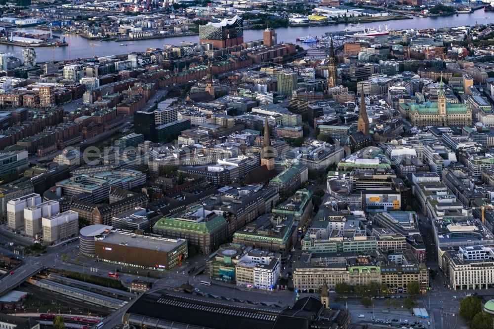 Aerial photograph Hamburg - City view of the downtown area on the shore areas of Binnenalster on Rathaus along the Moenckebergstrasse in the district Altstadt in Hamburg, Germany