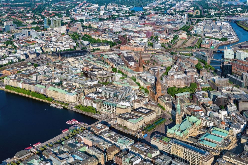 Hamburg from the bird's eye view: City view of the downtown area on the shore areas of Binnenalster on Rathaus along the Moenckebergstrasse in the district Altstadt in Hamburg, Germany