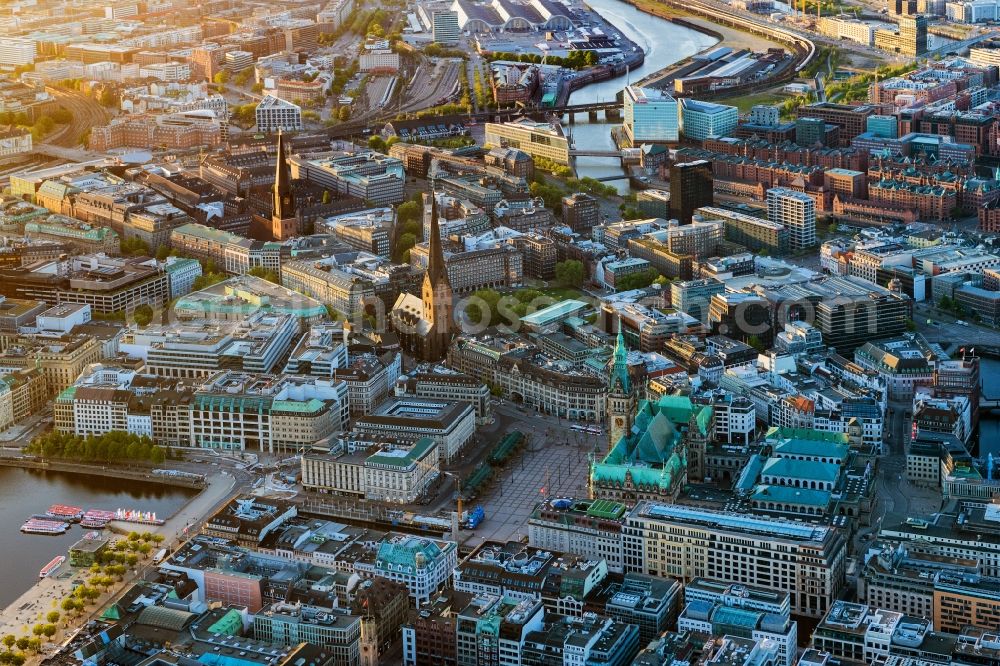 Aerial image Hamburg - City view of the downtown area on the shore areas of Binnenalster on Rathaus along the Moenckebergstrasse in the district Altstadt in Hamburg, Germany