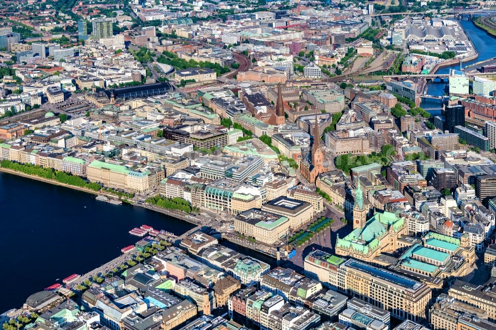 Aerial photograph Hamburg - City view of the downtown area on the shore areas of Binnenalster on Rathaus along the Moenckebergstrasse in the district Altstadt in Hamburg, Germany