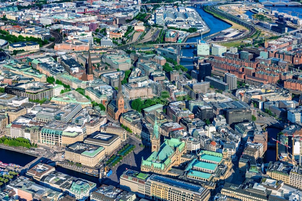 Hamburg from the bird's eye view: City view of the downtown area on the shore areas of Binnenalster on Rathaus along the Moenckebergstrasse in the district Altstadt in Hamburg, Germany