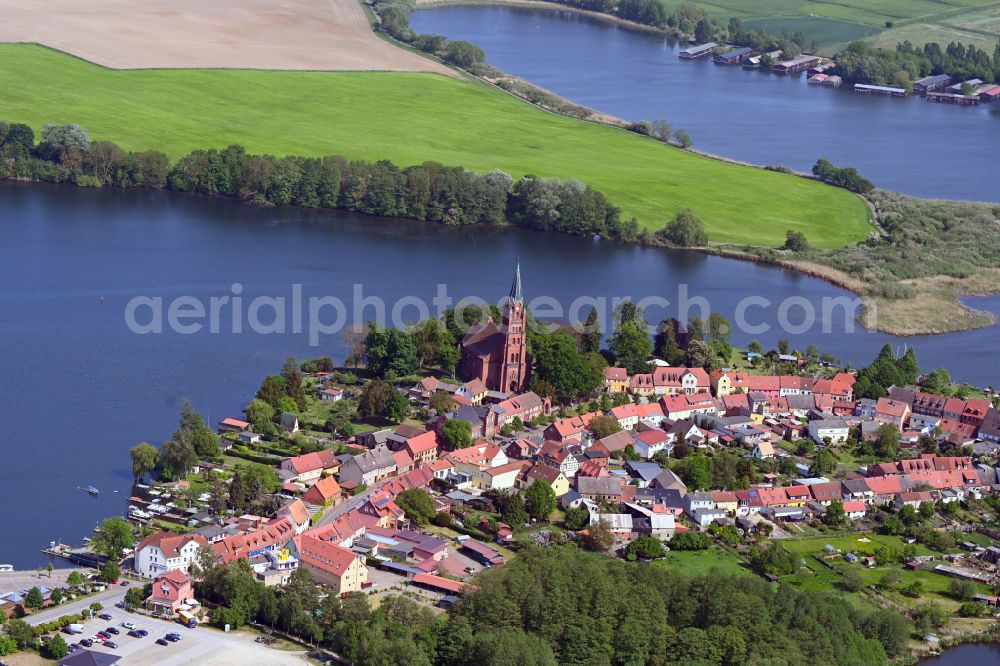 Röbel/Müritz from the bird's eye view: City view of the downtown area on the shore areas of Binnensee in Roebel/Mueritz in the state Mecklenburg - Western Pomerania, Germany