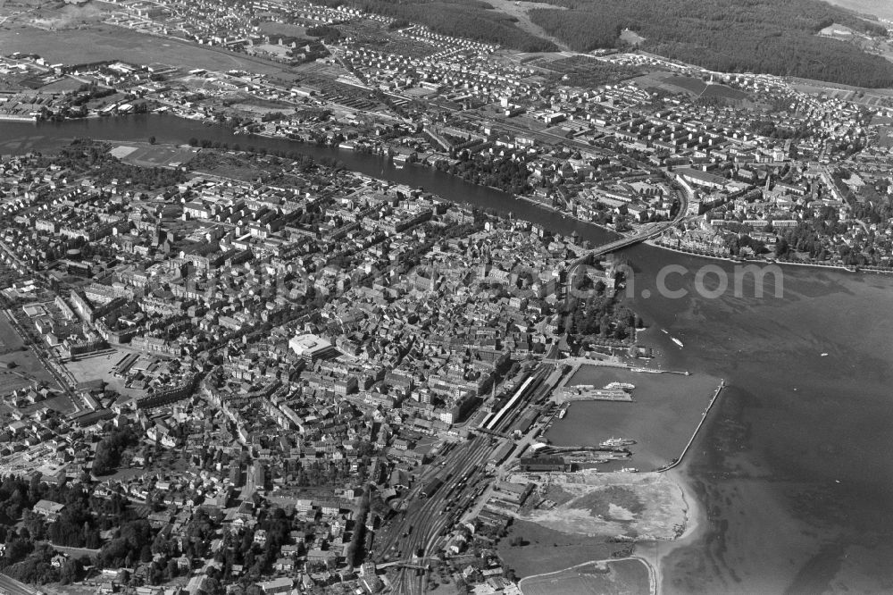 Aerial image Konstanz - City view of the downtown area on the shore areas of Lake of Constance in Konstanz at island Mainau in the state Baden-Wuerttemberg, Germany