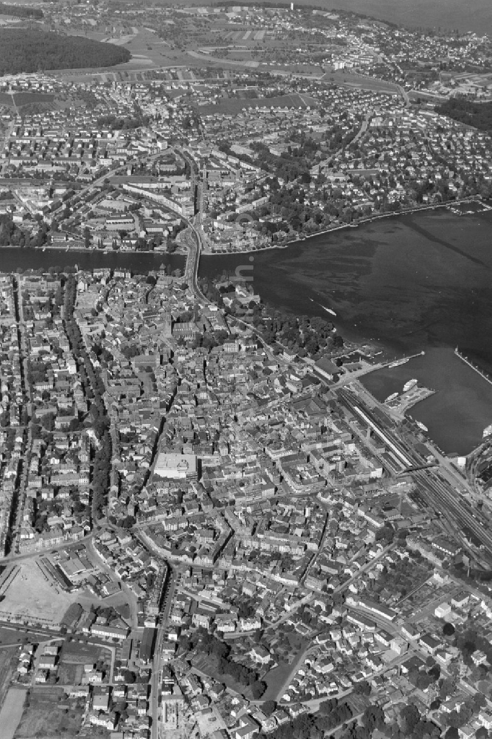 Aerial photograph Konstanz - City view of the downtown area on the shore areas of Lake of Constance in Konstanz at island Mainau in the state Baden-Wuerttemberg, Germany