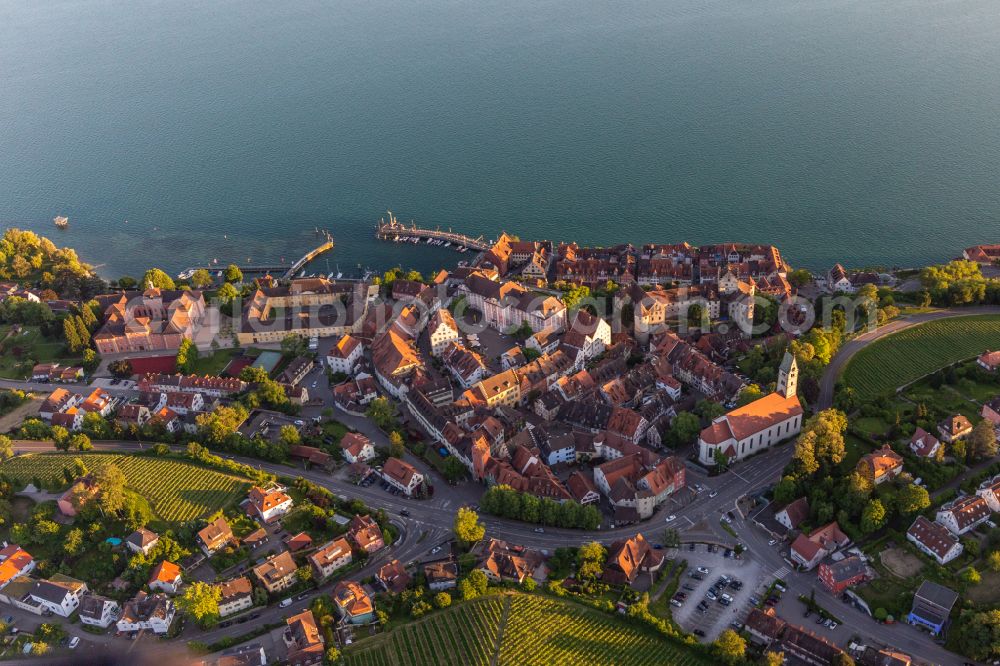 Meersburg from the bird's eye view: City view of the downtown area on the shore areas on place Marktplatz in Meersburg at Bodensee in the state Baden-Wuerttemberg, Germany