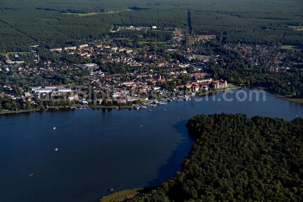 Rheinsberg from the bird's eye view: City view of the downtown area on the shore areas of Grienericksee in Rheinsberg in the state Brandenburg, Germany