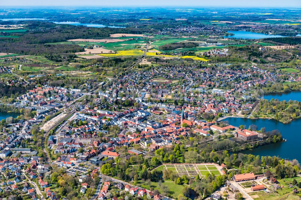 Aerial image Eutin - City view of the downtown area on the shore areas Grosser Eutiner See in Eutin in the state Schleswig-Holstein, Germany