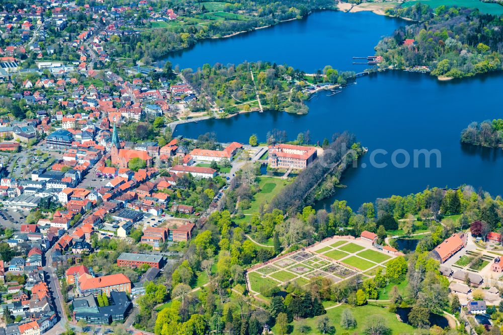 Aerial photograph Eutin - City view of the downtown area on the shore areas Grosser Eutiner See in Eutin in the state Schleswig-Holstein, Germany