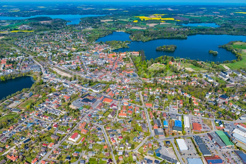 Eutin from the bird's eye view: City view of the downtown area on the shore areas Grosser Eutiner See in Eutin in the state Schleswig-Holstein, Germany