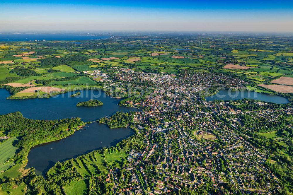 Aerial photograph Eutin - City view of the downtown area on the shore areas Grosser Eutiner See in Eutin in the state Schleswig-Holstein, Germany