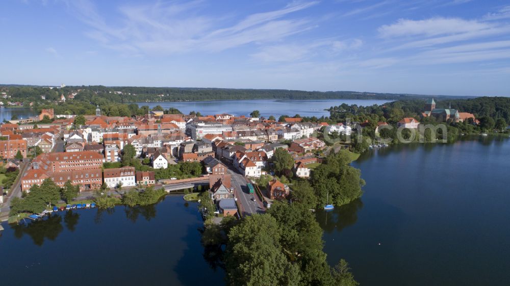 Aerial photograph Ratzeburg - City view of the downtown area on the shore areas Kuechensee - Domsee on street Herrenstrasse in Ratzeburg in the state Schleswig-Holstein, Germany