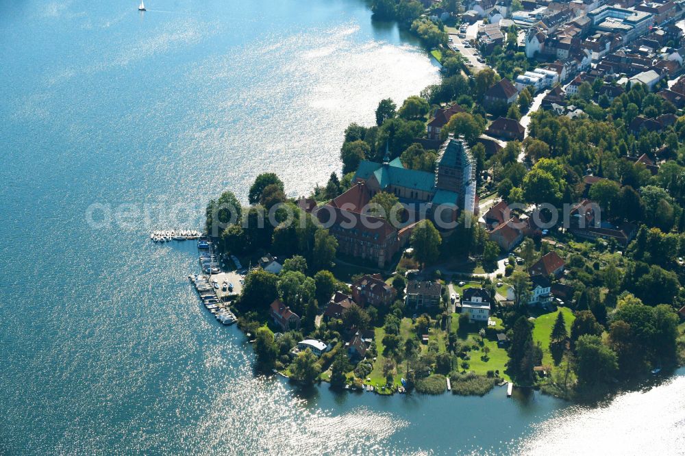 Ratzeburg from the bird's eye view: City view of the downtown area on the shore areas Kuechensee - Domsee on street Herrenstrasse in Ratzeburg in the state Schleswig-Holstein, Germany