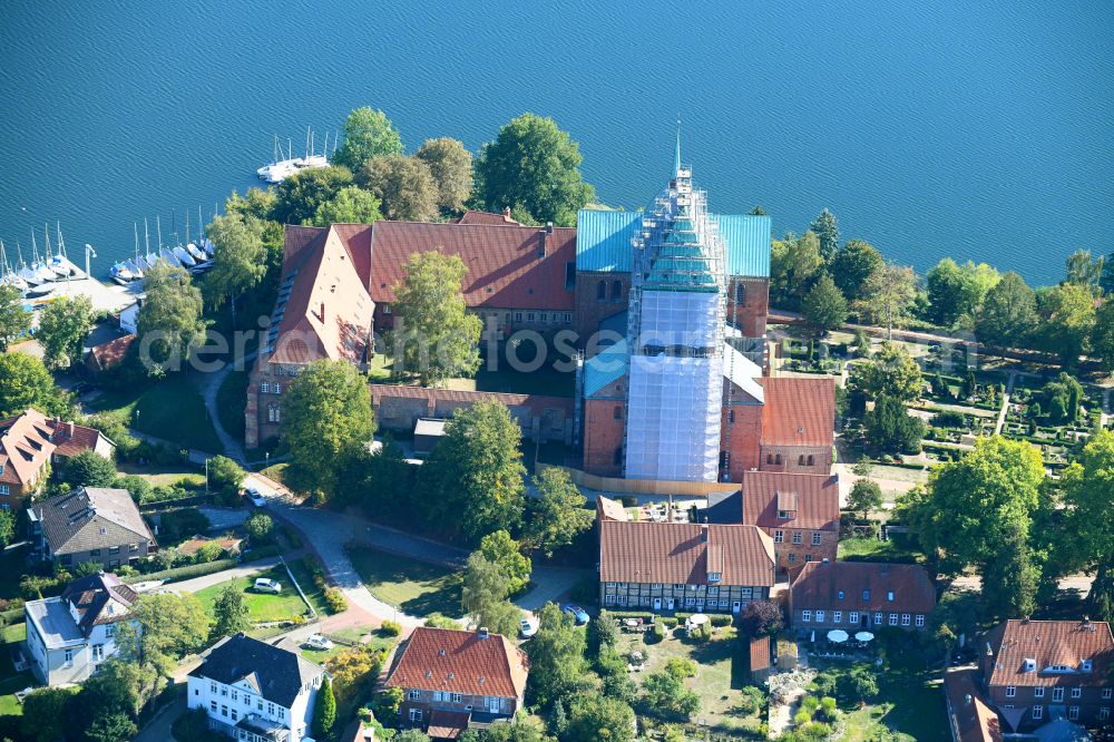 Ratzeburg from the bird's eye view: City view of the downtown area on the shore areas Kuechensee - Domsee on street Herrenstrasse in Ratzeburg in the state Schleswig-Holstein, Germany