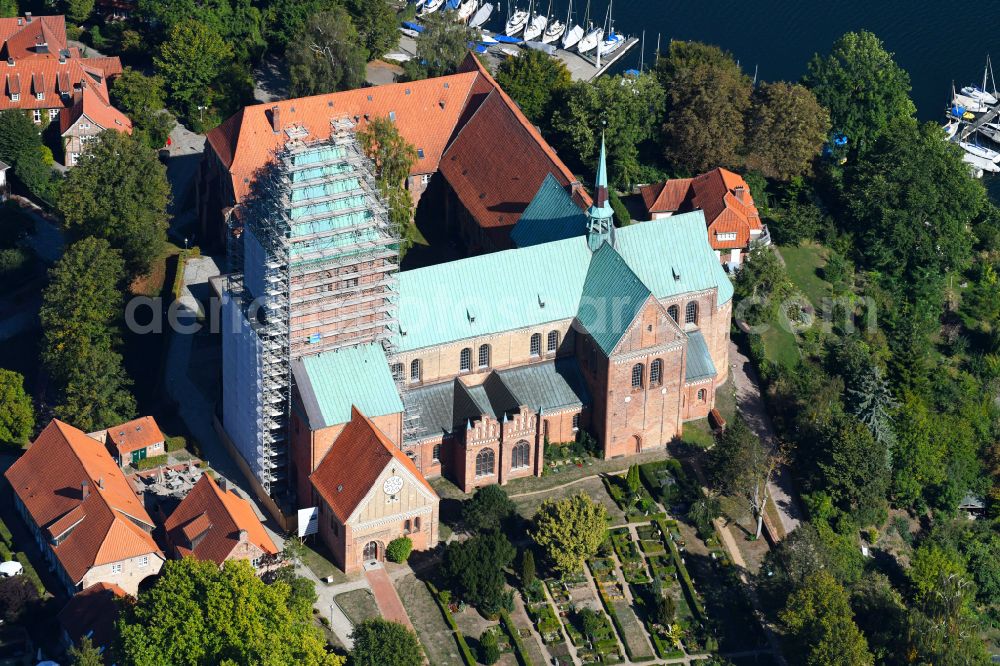 Ratzeburg from above - City view of the downtown area on the shore areas Kuechensee - Domsee on street Herrenstrasse in Ratzeburg in the state Schleswig-Holstein, Germany