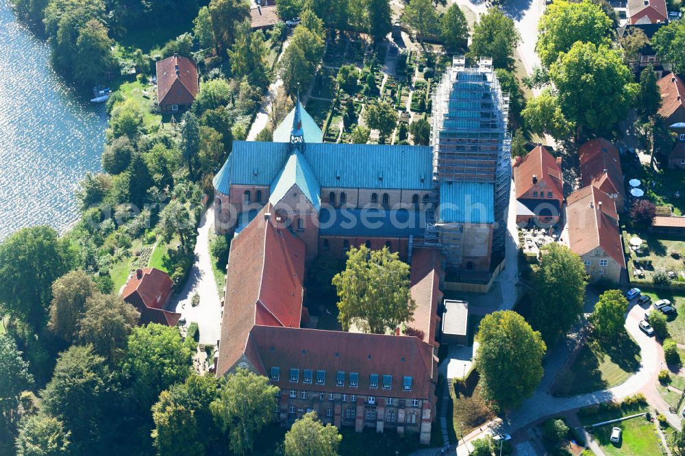 Ratzeburg from the bird's eye view: City view of the downtown area on the shore areas Kuechensee - Domsee on street Herrenstrasse in Ratzeburg in the state Schleswig-Holstein, Germany