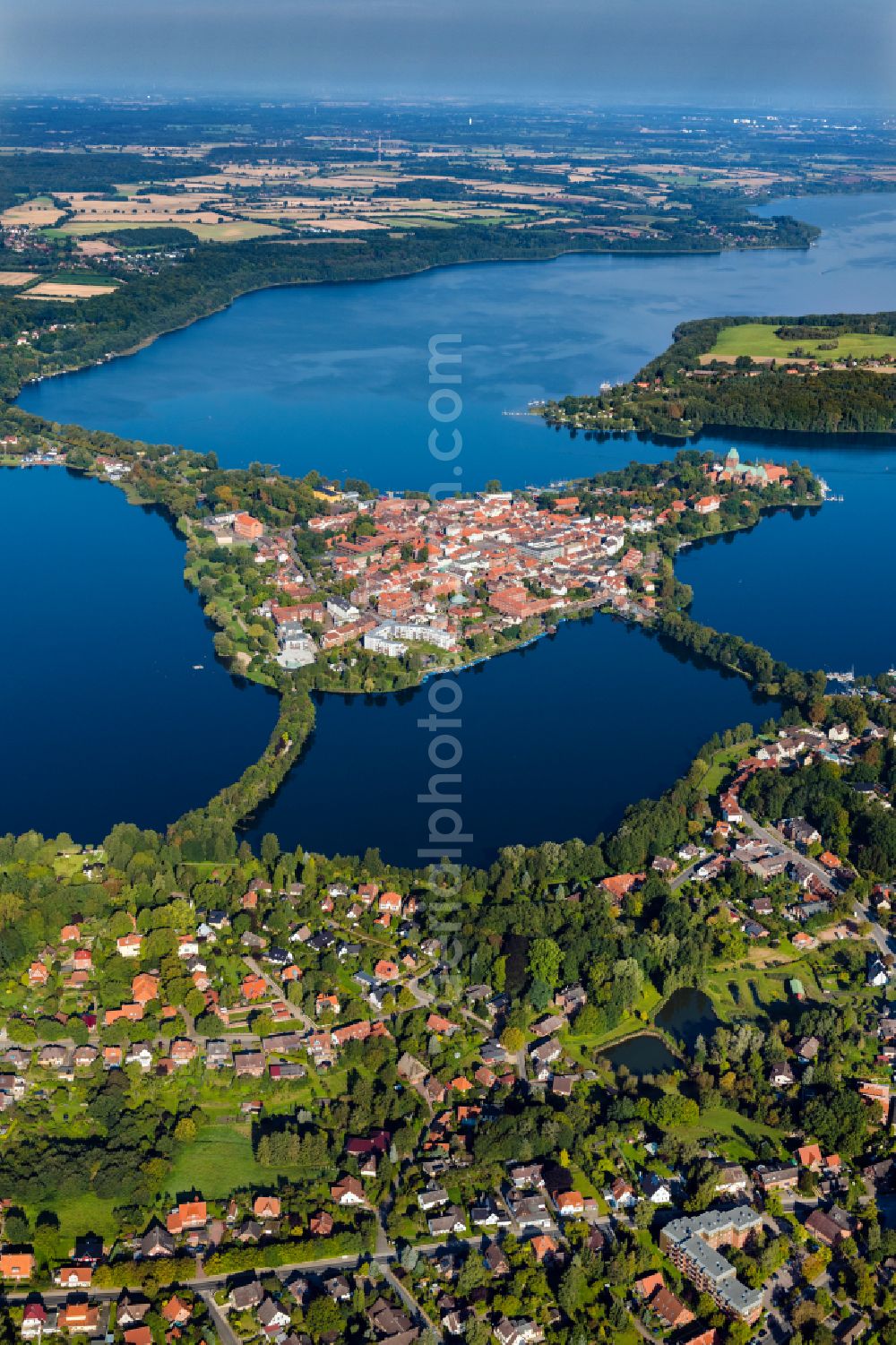 Aerial image Ratzeburg - City view of the downtown area on the shore areas Kuechensee - Domsee on street Herrenstrasse in Ratzeburg in the state Schleswig-Holstein, Germany