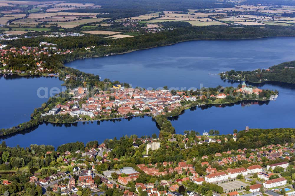 Aerial photograph Ratzeburg - City view of the downtown area on the shore areas Kuechensee - Domsee on street Herrenstrasse in Ratzeburg in the state Schleswig-Holstein, Germany