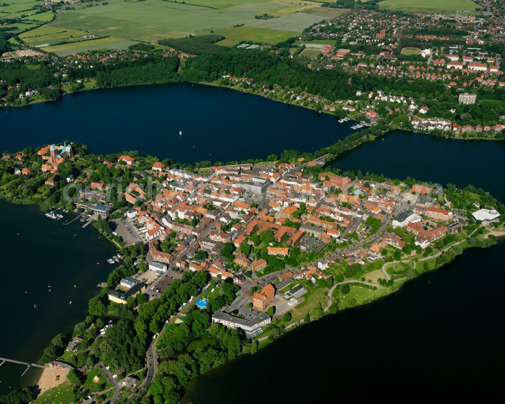 Ratzeburg from the bird's eye view: City view of the downtown area on the shore areas Kuechensee - Domsee on street Herrenstrasse in Ratzeburg in the state Schleswig-Holstein, Germany