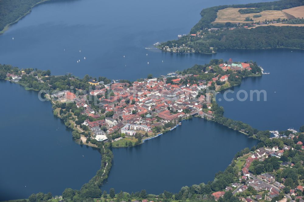 Ratzeburg from the bird's eye view: City view of the downtown area on the shore areas Kuechensee - Domsee on street Herrenstrasse in Ratzeburg in the state Schleswig-Holstein, Germany