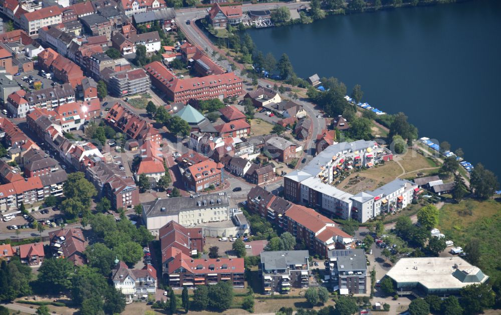 Aerial photograph Ratzeburg - City view of the downtown area on the shore areas Kuechensee - Domsee on street Herrenstrasse in Ratzeburg in the state Schleswig-Holstein, Germany