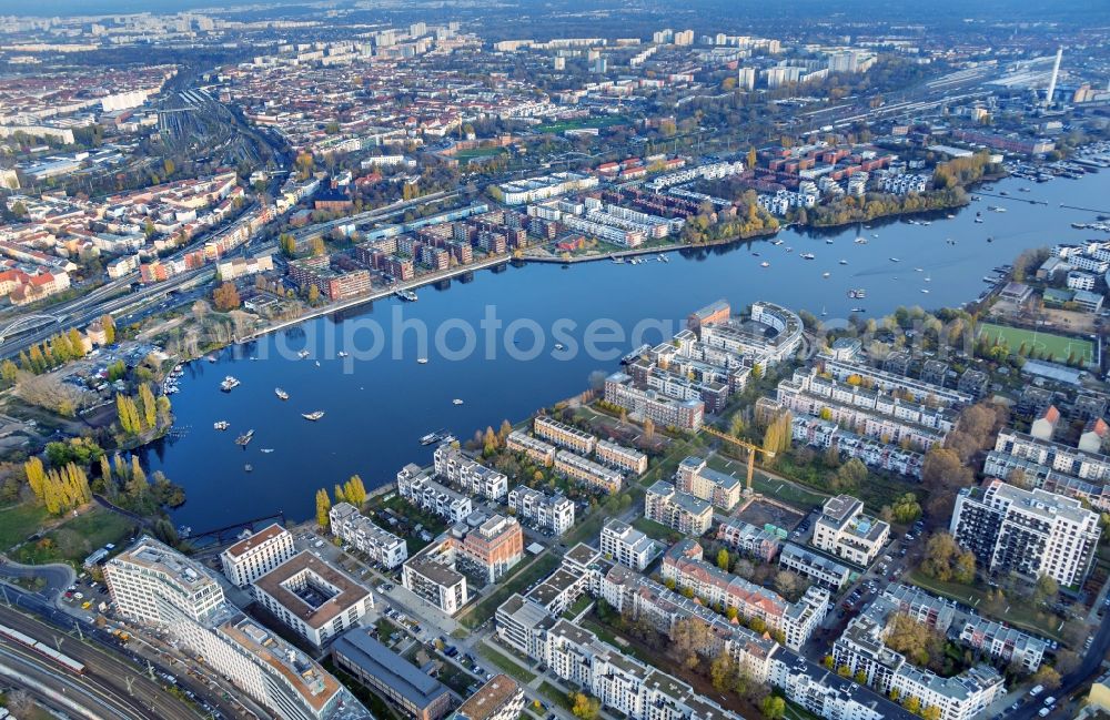 Aerial photograph Berlin - City view of the downtown area on the shore areas Rummelsburger See in the district Rummelsburg in Berlin, Germany