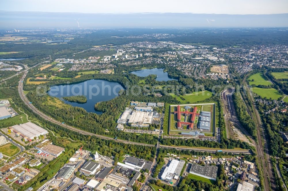 Ratingen from the bird's eye view: City view of the downtown area on the shore areas of Silbersee - Gruener See overlooking the Justizvollzugsanstalt Duesseldorf in Ratingen in the state North Rhine-Westphalia, Germany