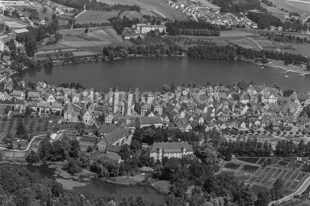 Bad Waldsee from the bird's eye view: City view of the downtown area on the shore areas of Stadtsee in Bad Waldsee in the state Baden-Wuerttemberg, Germany