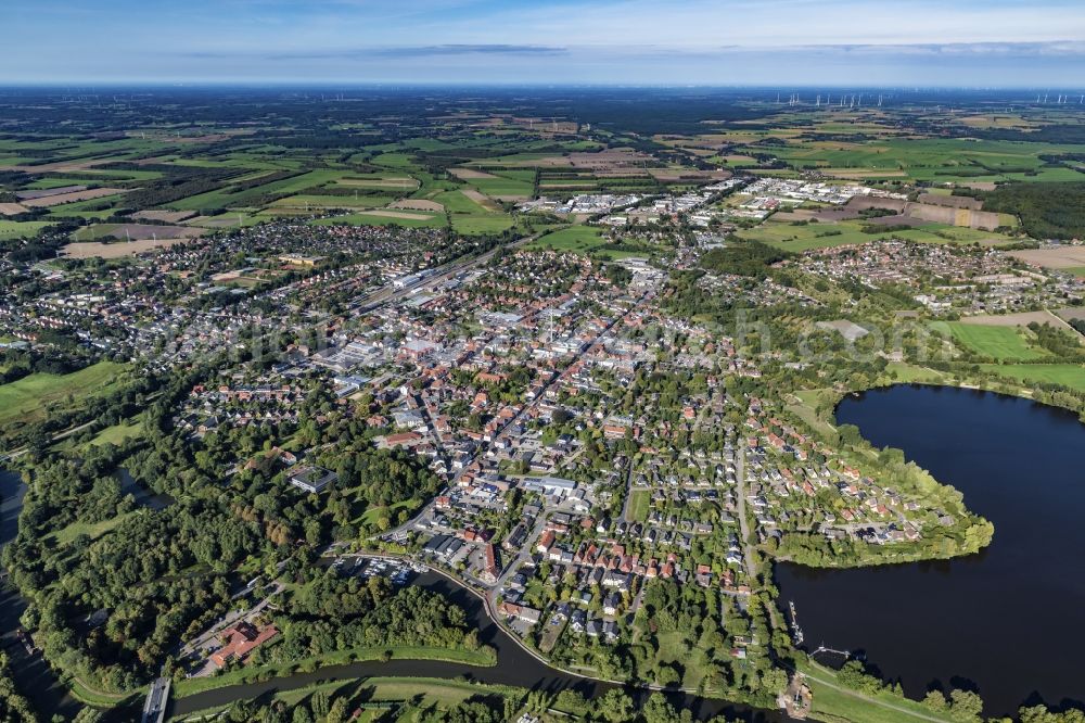 Aerial photograph Bremervörde - City view of the downtown area on the shore areas of Voerder See in Bremervoerde in the state Lower Saxony, Germany