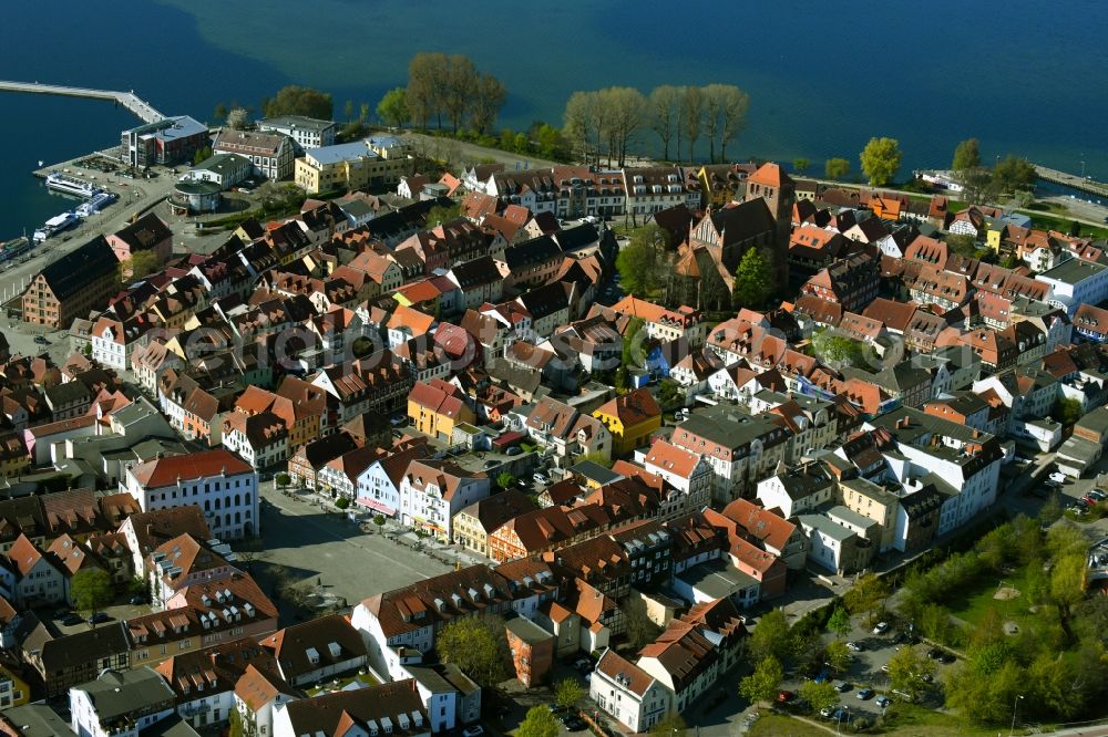 Aerial image Waren (Müritz) - Old town area and city center and Binnenmueritz in Waren (Mueritz) in the state Mecklenburg-Western Pomerania, Germany