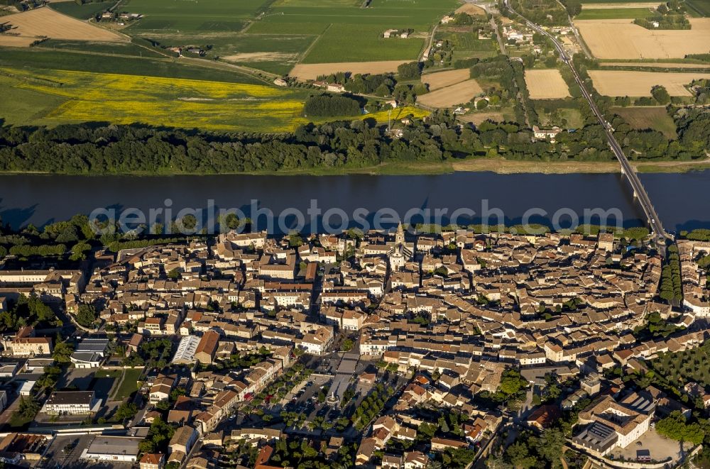 Aerial photograph Bourg-Saint-Andéol - City center on the banks of the river Rhone in Le Bourg-Saint-Andeol in the province of Rhone-Alpes in France