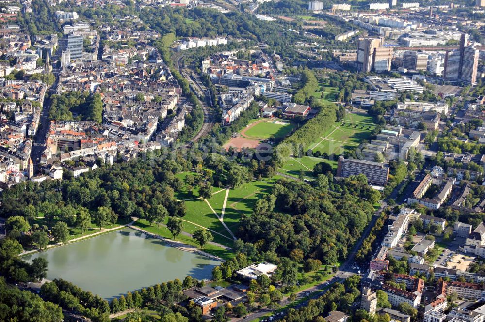 Köln from above - Stadtpark / Innerer Grüngürtel, Teil des hauptsächlich geometrisch angelegten Kölner Grüngürtels, mit dem Aachener Weiher in Neustadt-Süd in Köln, Nordrhein-Westfalen. View over inner green belt, part of mainly geometrically arranged Cologne green belt, with artificial pond Aachener Weiher in Cologne district Neustadt-Süd, North Rhine-Westphalia.