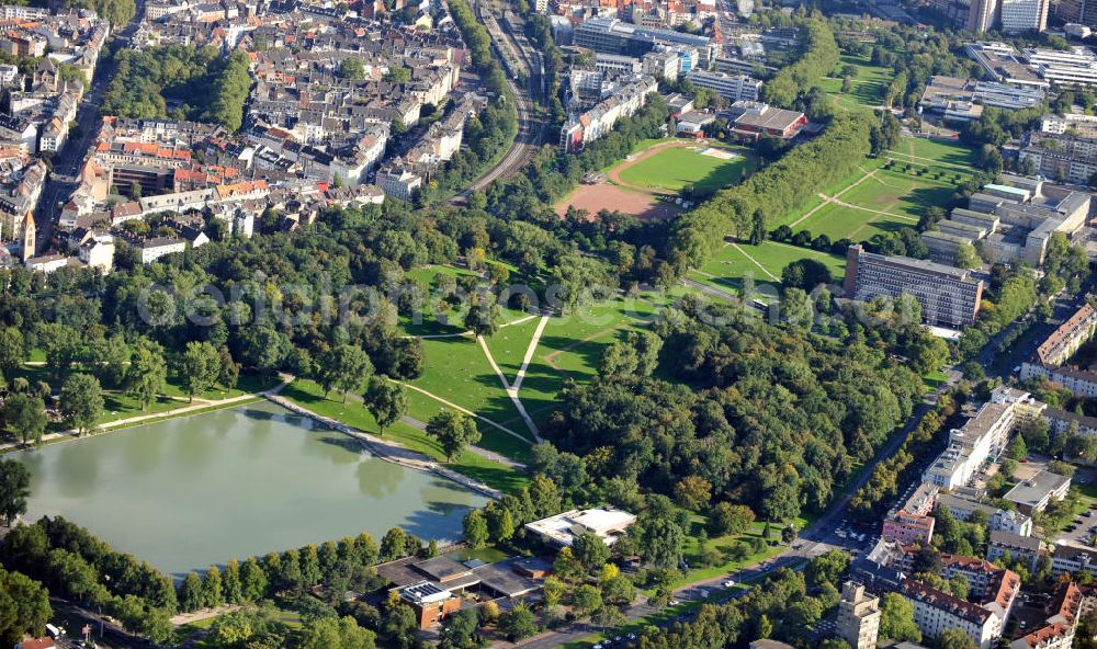 Köln from the bird's eye view: Stadtpark / Innerer Grüngürtel, Teil des hauptsächlich geometrisch angelegten Kölner Grüngürtels, mit dem Aachener Weiher in Neustadt-Süd in Köln, Nordrhein-Westfalen. View over inner green belt, part of mainly geometrically arranged Cologne green belt, with artificial pond Aachener Weiher in Cologne district Neustadt-Süd, North Rhine-Westphalia.