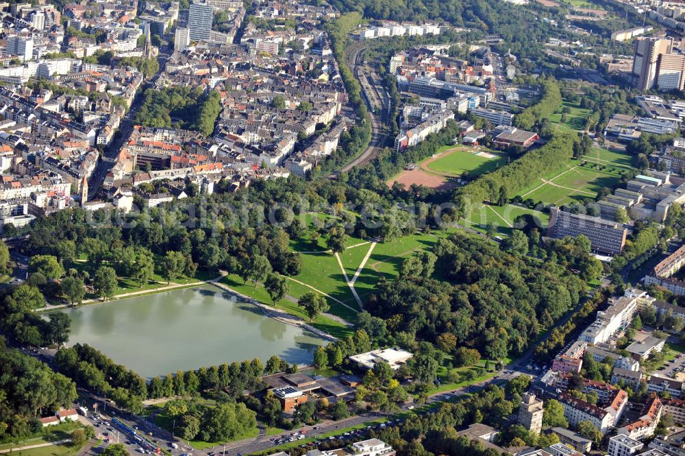 Aerial image Köln - Stadtpark / Innerer Grüngürtel, Teil des hauptsächlich geometrisch angelegten Kölner Grüngürtels, mit dem Aachener Weiher in Neustadt-Süd in Köln, Nordrhein-Westfalen. View over inner green belt, part of mainly geometrically arranged Cologne green belt, with artificial pond Aachener Weiher in Cologne district Neustadt-Süd, North Rhine-Westphalia.