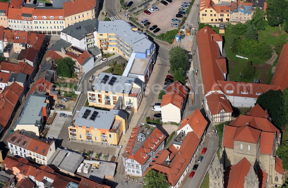 Aerial image Arnstadt - The Inner-city new complex Obere Weisse is located in close proximity to important buildings in the old city of Arnstadt in Thuringia. Thus it can be seen in the picture the architecturally valuable Church of Our Lady Arnstadt, which is considered an important witness of the architecture in the transition from Romanesque to Gothic. The newly erected buildings were designed by the architectural firm Ungethuem & Winkelmann. The city and county library is located in the area