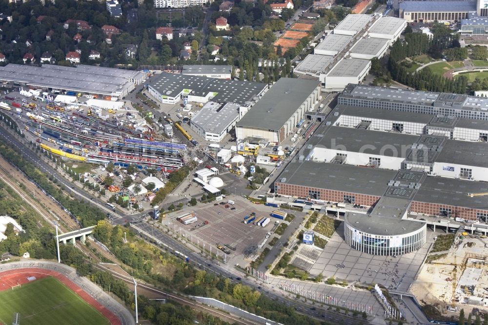 Berlin from above - InnoTrans auf dem Messegelände im Berliner Ortsteil Westend des Bezirks Charlottenburg-Wilmersdorf. Die InnoTrans ist eine international bedeutende Fachmesse für Schienenfahrzeuge, Verkehrstechnik und Fahrzeugsysteme. Mit im Bild die Baustelle der vom Architektenbüro CODE UNIQUE entworfenen kongresstauglichen Messehalle CityCube.// InnoTrans on the exhibition center in Westend district of Charlottenburg-Wilmersdorf Berlin. The InnoTrans is an international trade fair for transport technology and vehicle systems.