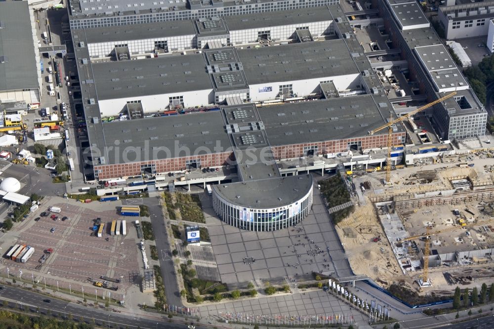 Aerial image Berlin - InnoTrans auf dem Messegelände im Berliner Ortsteil Westend des Bezirks Charlottenburg-Wilmersdorf. Die InnoTrans ist eine international bedeutende Fachmesse für Schienenfahrzeuge, Verkehrstechnik und Fahrzeugsysteme. Mit im Bild die Baustelle der vom Architektenbüro CODE UNIQUE entworfenen kongresstauglichen Messehalle CityCube.// InnoTrans on the exhibition center in Westend district of Charlottenburg-Wilmersdorf Berlin. The InnoTrans is an international trade fair for transport technology and vehicle systems.