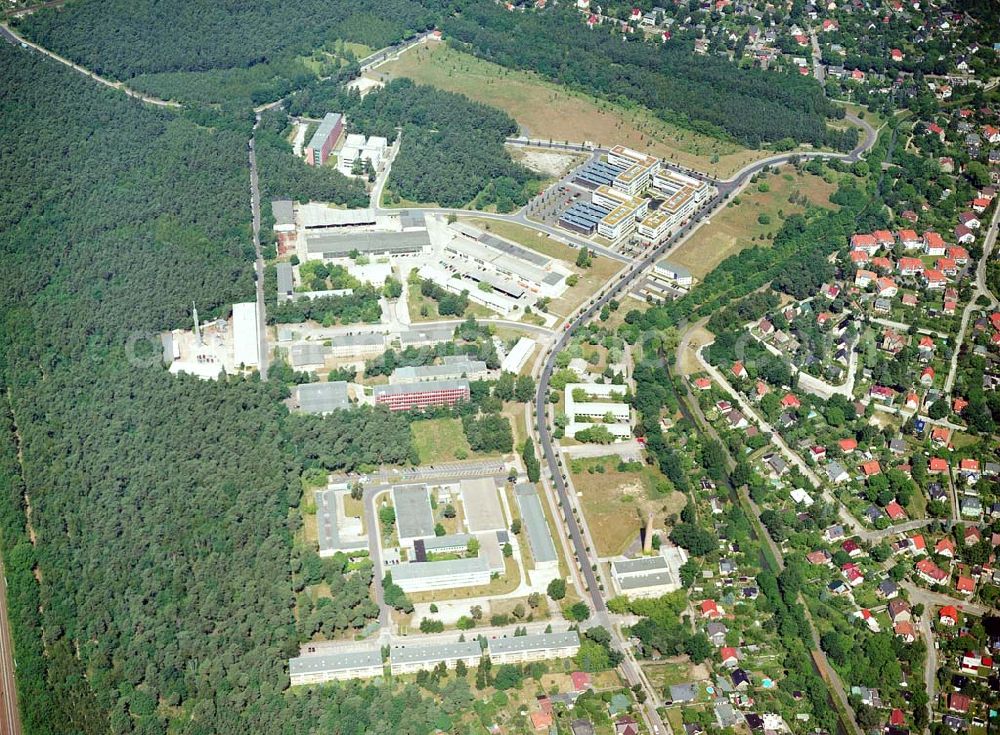 Berlin-Köpenick from above - Blick auf das Gelände des Innovationspark Wuhlheide. Seit seiner Gründung im Jahr 1990 als erstes Technologie- und Gründerzentrum der neuen Bundesländer hat sich der IWP in Berlin zu einem wichtigen Gewerbe-Campus des Bezirks Treptow-Köpenick entwickelt. Innovationspark Wuhlheide Managementges.mbH Köpenicker Straße 325, 12255 Berlin