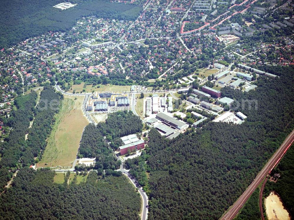 Berlin-Köpenick from above - Blick auf das Gelände des Innovationspark Wuhlheide. Seit seiner Gründung im Jahr 1990 als erstes Technologie- und Gründerzentrum der neuen Bundesländer hat sich der IWP in Berlin zu einem wichtigen Gewerbe-Campus des Bezirks Treptow-Köpenick entwickelt. Innovationspark Wuhlheide Managementges.mbH Köpenicker Straße 325, 12255 Berlin