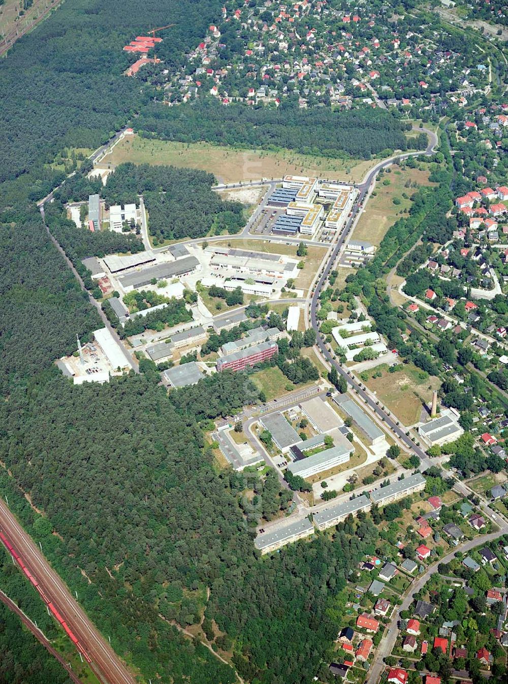 Berlin-Köpenick from the bird's eye view: Blick auf das Gelände des Innovationspark Wuhlheide. Seit seiner Gründung im Jahr 1990 als erstes Technologie- und Gründerzentrum der neuen Bundesländer hat sich der IWP in Berlin zu einem wichtigen Gewerbe-Campus des Bezirks Treptow-Köpenick entwickelt. Innovationspark Wuhlheide Managementges.mbH Köpenicker Straße 325, 12255 Berlin