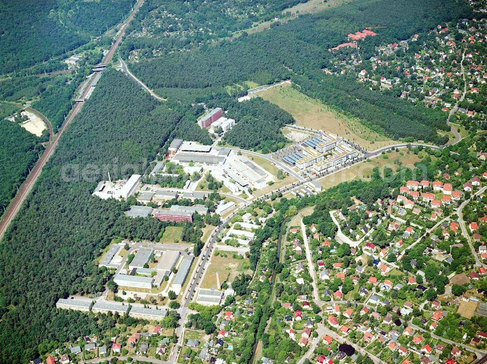 Berlin-Köpenick from above - Blick auf das Gelände des Innovationspark Wuhlheide. Seit seiner Gründung im Jahr 1990 als erstes Technologie- und Gründerzentrum der neuen Bundesländer hat sich der IWP in Berlin zu einem wichtigen Gewerbe-Campus des Bezirks Treptow-Köpenick entwickelt. Innovationspark Wuhlheide Managementges.mbH Köpenicker Straße 325, 12255 Berlin