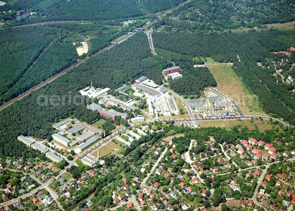 Berlin-Köpenick from the bird's eye view: Blick auf das Gelände des Innovationspark Wuhlheide. Seit seiner Gründung im Jahr 1990 als erstes Technologie- und Gründerzentrum der neuen Bundesländer hat sich der IWP in Berlin zu einem wichtigen Gewerbe-Campus des Bezirks Treptow-Köpenick entwickelt. Innovationspark Wuhlheide Managementges.mbH Köpenicker Straße 325, 12255 Berlin