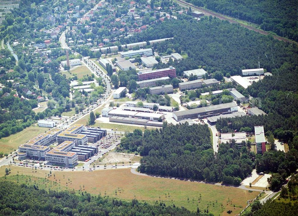 Berlin-Köpenick from above - Blick auf das Gelände des Innovationspark Wuhlheide. Seit seiner Gründung im Jahr 1990 als erstes Technologie- und Gründerzentrum der neuen Bundesländer hat sich der IWP in Berlin zu einem wichtigen Gewerbe-Campus des Bezirks Treptow-Köpenick entwickelt. Innovationspark Wuhlheide Managementges.mbH Köpenicker Straße 325, 12255 Berlin