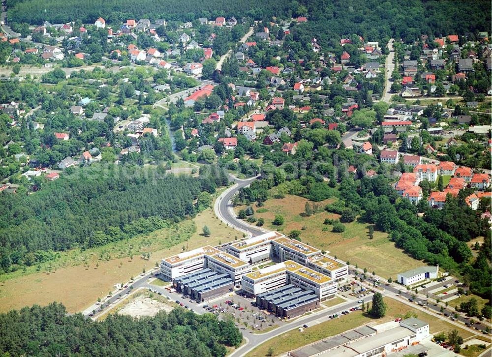 Berlin-Köpenick from the bird's eye view: Blick auf das Gelände des Innovationspark Wuhlheide. Seit seiner Gründung im Jahr 1990 als erstes Technologie- und Gründerzentrum der neuen Bundesländer hat sich der IWP in Berlin zu einem wichtigen Gewerbe-Campus des Bezirks Treptow-Köpenick entwickelt. Innovationspark Wuhlheide Managementges.mbH Köpenicker Straße 325, 12255 Berlin