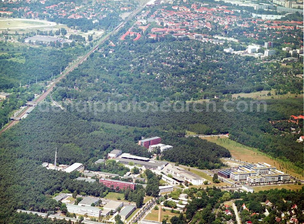 Berlin-Köpenick from above - Blick auf das Gelände des Innovationspark Wuhlheide. Seit seiner Gründung im Jahr 1990 als erstes Technologie- und Gründerzentrum der neuen Bundesländer hat sich der IWP in Berlin zu einem wichtigen Gewerbe-Campus des Bezirks Treptow-Köpenick entwickelt. Innovationspark Wuhlheide Managementges.mbH Köpenicker Straße 325, 12255 Berlin