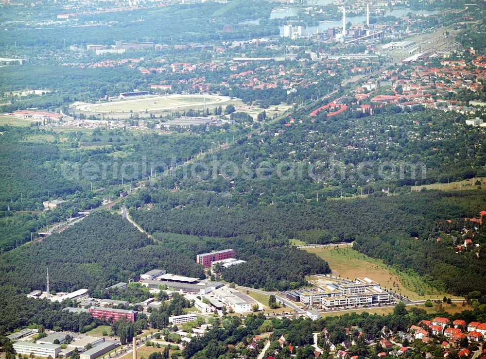 Berlin-Köpenick from the bird's eye view: Blick auf das Gelände des Innovationspark Wuhlheide. Seit seiner Gründung im Jahr 1990 als erstes Technologie- und Gründerzentrum der neuen Bundesländer hat sich der IWP in Berlin zu einem wichtigen Gewerbe-Campus des Bezirks Treptow-Köpenick entwickelt. Innovationspark Wuhlheide Managementges.mbH Köpenicker Straße 325, 12255 Berlin